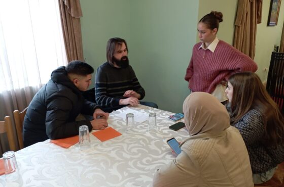 Të rinjtë e Forumit Tematik Rinor Lushnje rrisin kapacitetet e tyre në Media Literacy